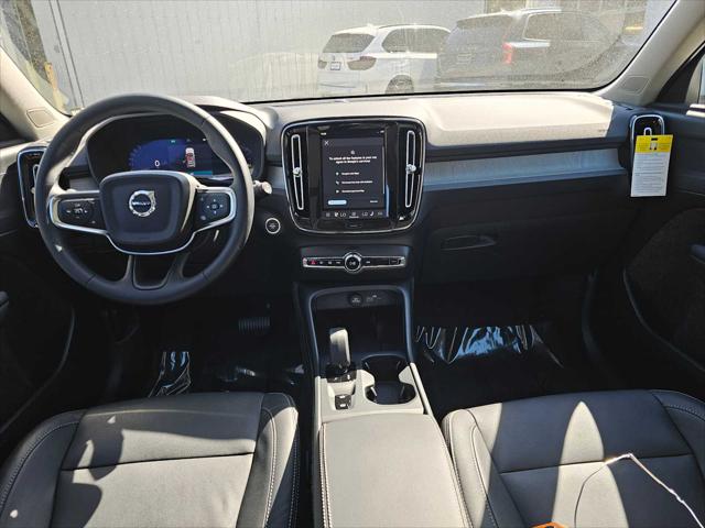2025 Volvo XC40 B5 Core Bright Theme