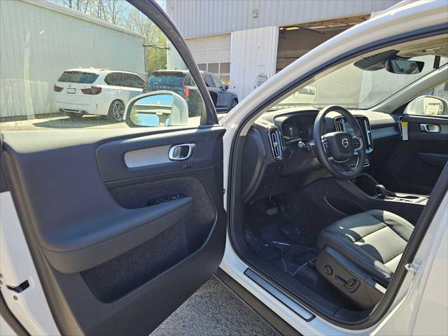 2025 Volvo XC40 B5 Core Bright Theme