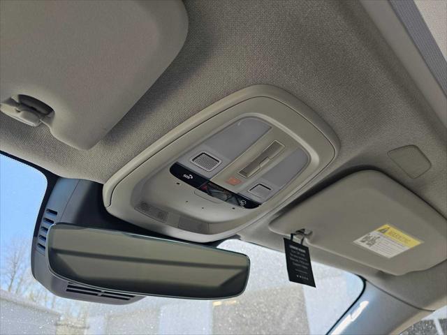 2025 Volvo XC40 B5 Core Bright Theme