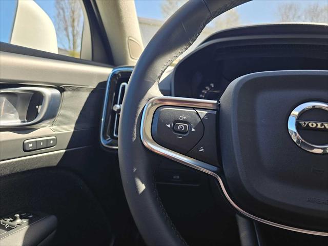 2025 Volvo XC40 B5 Core Bright Theme