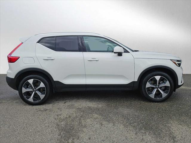 2025 Volvo XC40 B5 Core Bright Theme