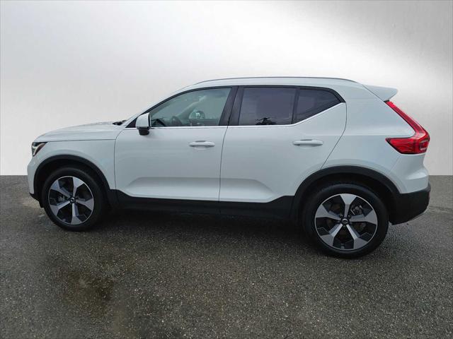 2025 Volvo XC40 B5 Core Bright Theme