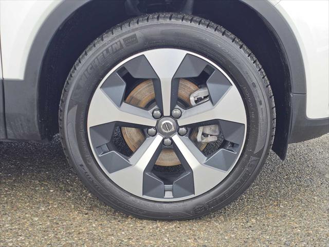 2025 Volvo XC40 B5 Core Bright Theme