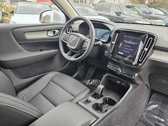 2025 Volvo XC40 B5 Core Bright Theme