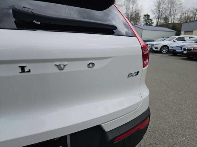 2025 Volvo XC40 B5 Core Bright Theme