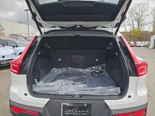 2025 Volvo XC40 B5 Core Bright Theme