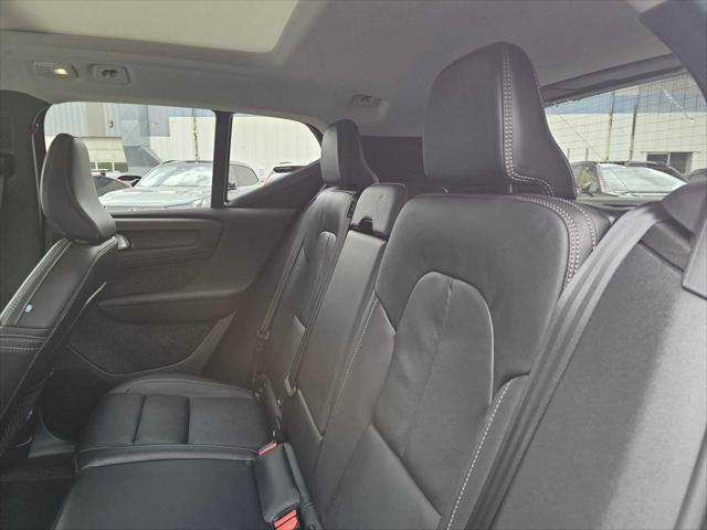 2025 Volvo XC40 B5 Core Bright Theme