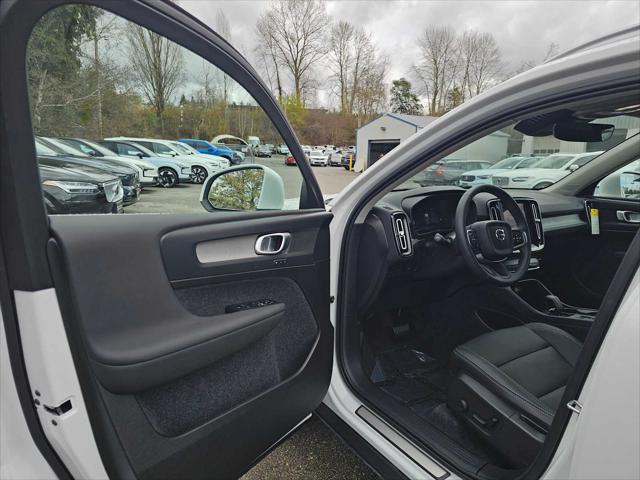 2025 Volvo XC40 B5 Core Bright Theme