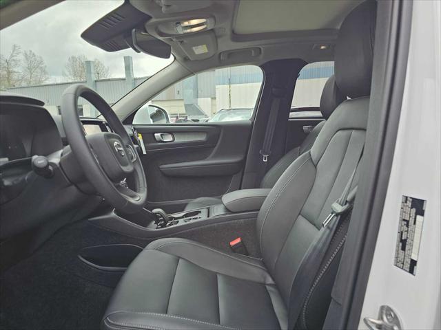 2025 Volvo XC40 B5 Core Bright Theme