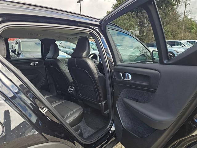 2025 Volvo XC40 B5 Plus Dark Theme