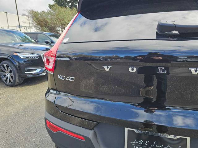 2025 Volvo XC40 B5 Plus Dark Theme