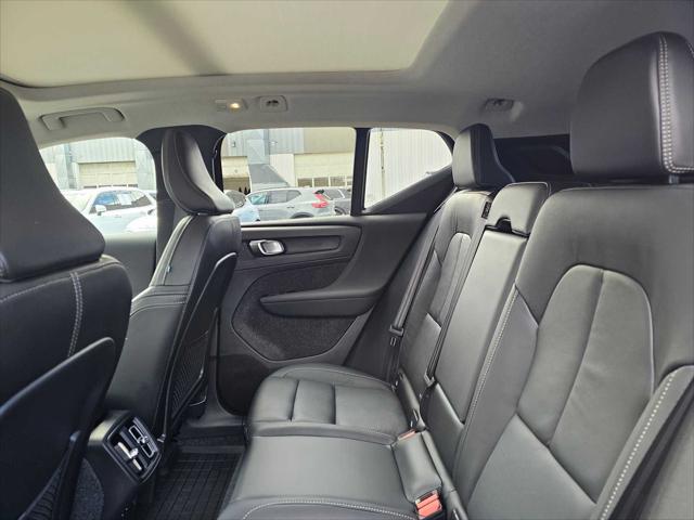 2025 Volvo XC40 B5 Plus Dark Theme