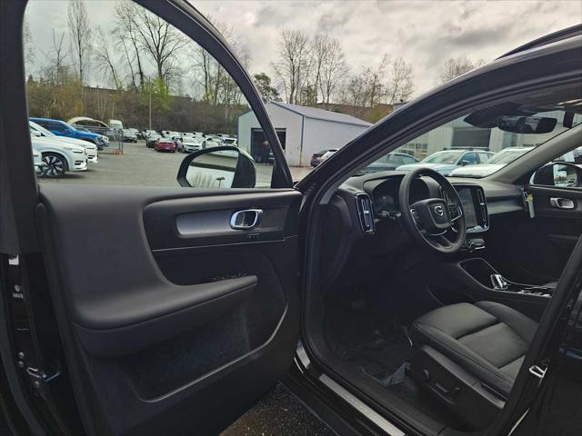 2025 Volvo XC40 B5 Plus Dark Theme