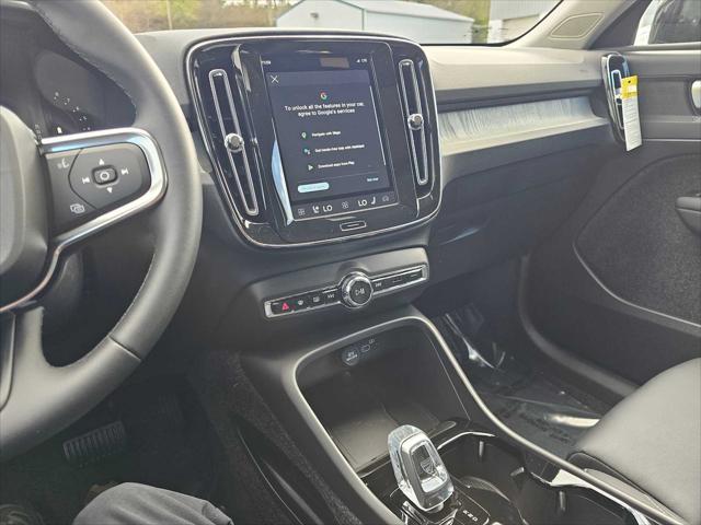 2025 Volvo XC40 B5 Plus Dark Theme