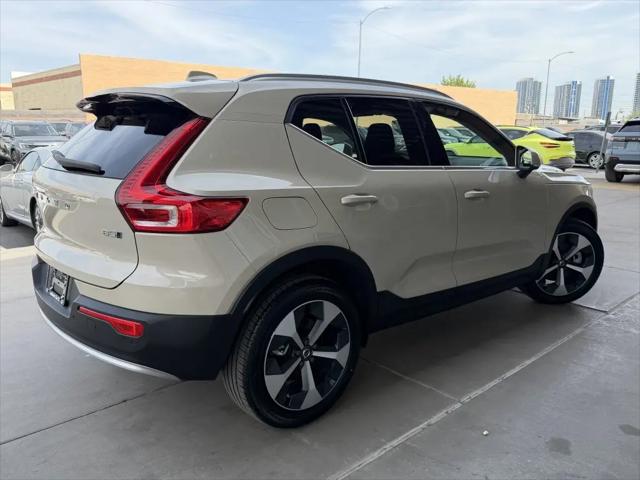 2025 Volvo XC40 B5 Core Bright Theme