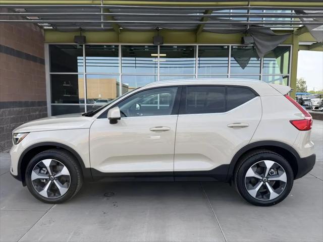 2025 Volvo XC40 B5 Core Bright Theme