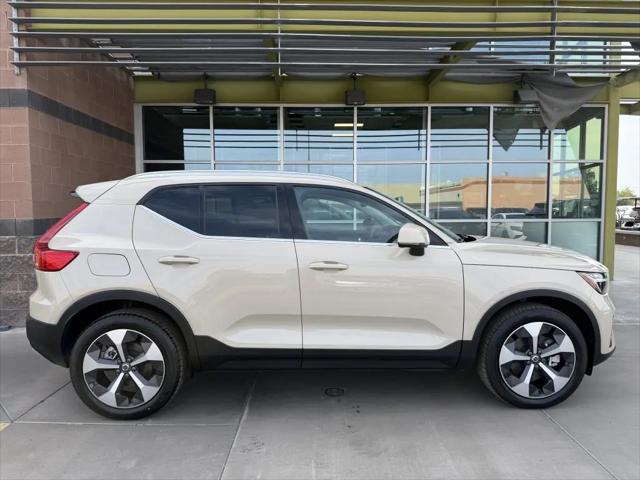 2025 Volvo XC40 B5 Core Bright Theme