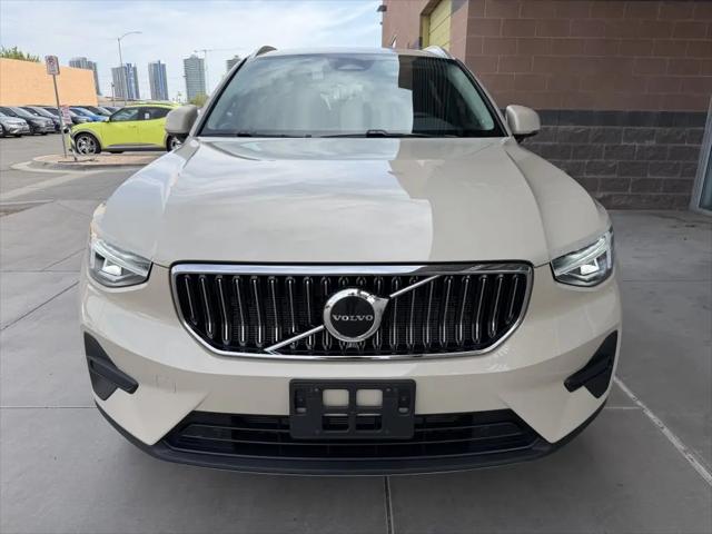2025 Volvo XC40 B5 Core Bright Theme