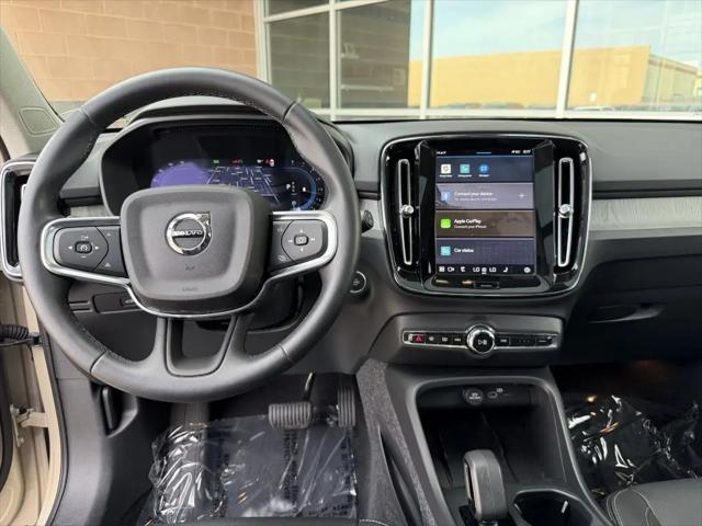 2025 Volvo XC40 B5 Core Bright Theme