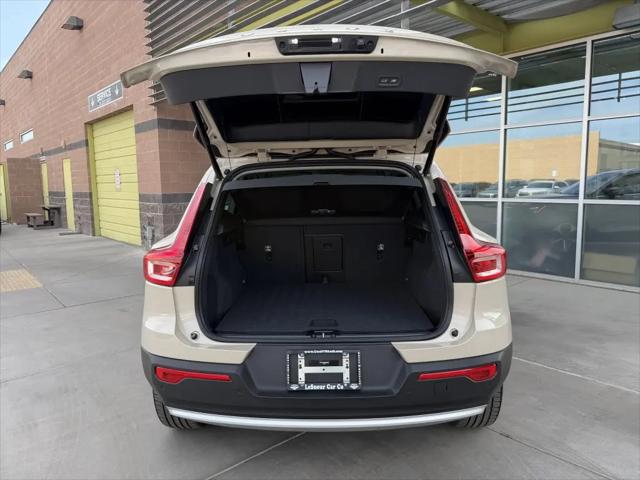 2025 Volvo XC40 B5 Core Bright Theme
