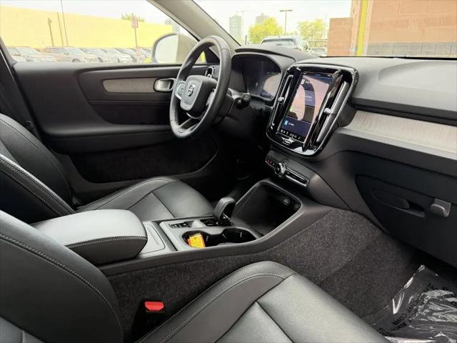 2025 Volvo XC40 B5 Core Bright Theme