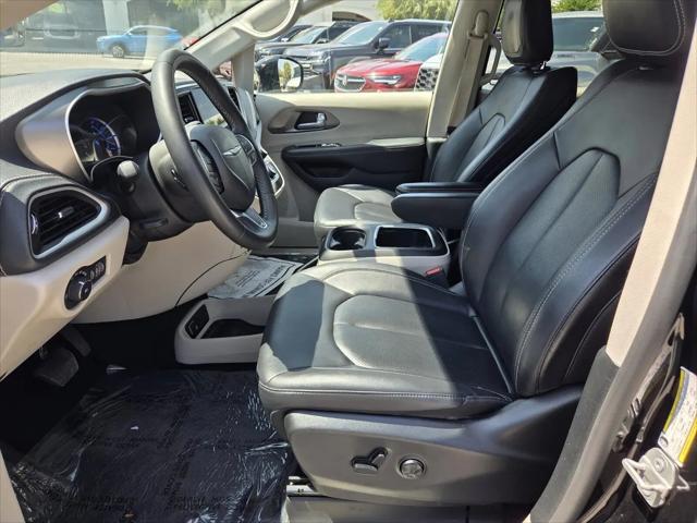 2024 Chrysler Pacifica Hybrid Select