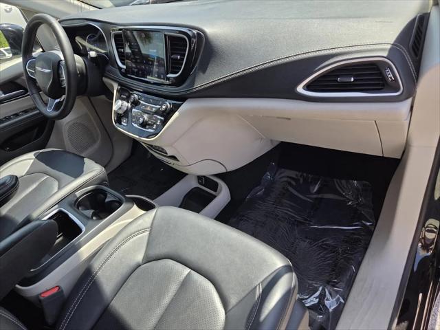 2024 Chrysler Pacifica Hybrid Select