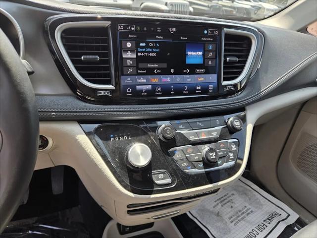 2024 Chrysler Pacifica Hybrid Select