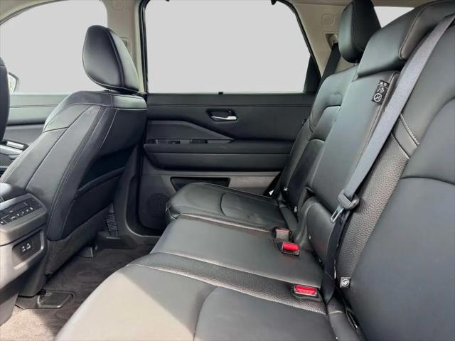 2025 Nissan Pathfinder SL 4WD