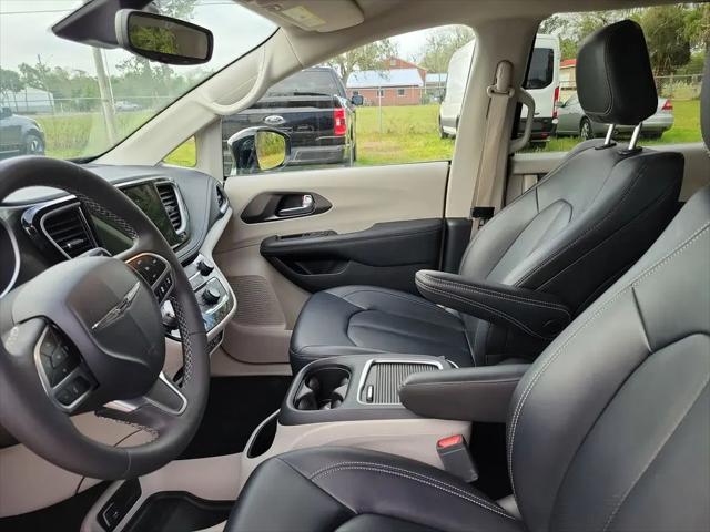 2024 Chrysler Pacifica Hybrid Select