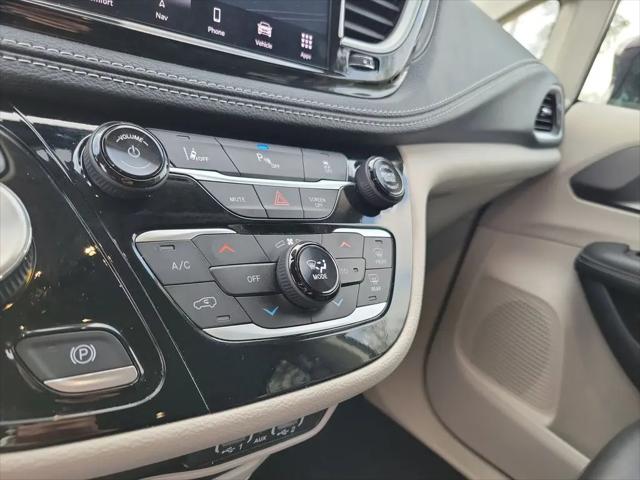 2024 Chrysler Pacifica Hybrid Select