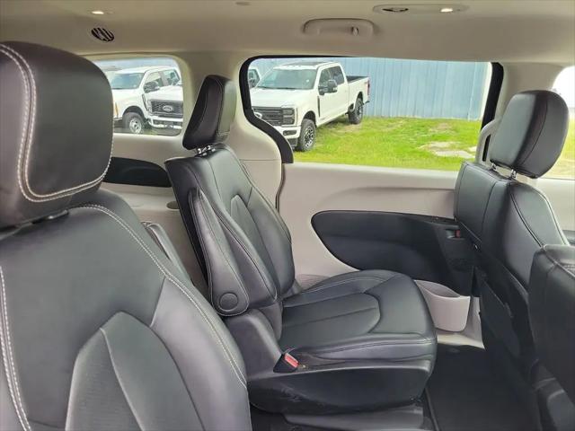 2024 Chrysler Pacifica Hybrid Select