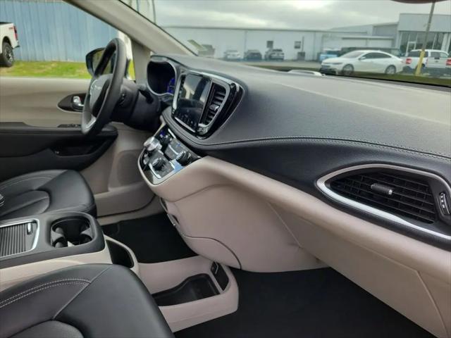 2024 Chrysler Pacifica Hybrid Select