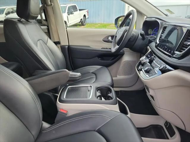 2024 Chrysler Pacifica Hybrid Select