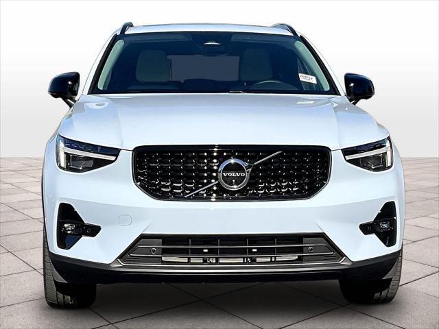 2026 Volvo XC40 Plus, B5 AWD Gas (mild hybrid), Dark