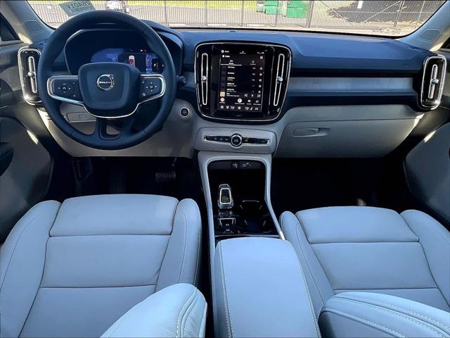 2026 Volvo XC40 Plus, B5 AWD Gas (mild hybrid), Dark