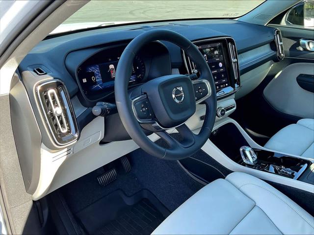 2026 Volvo XC40 Plus, B5 AWD Gas (mild hybrid), Dark