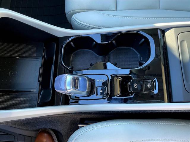 2026 Volvo XC40 Plus, B5 AWD Gas (mild hybrid), Dark