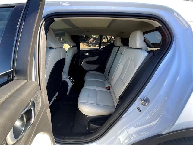 2026 Volvo XC40 Plus, B5 AWD Gas (mild hybrid), Dark
