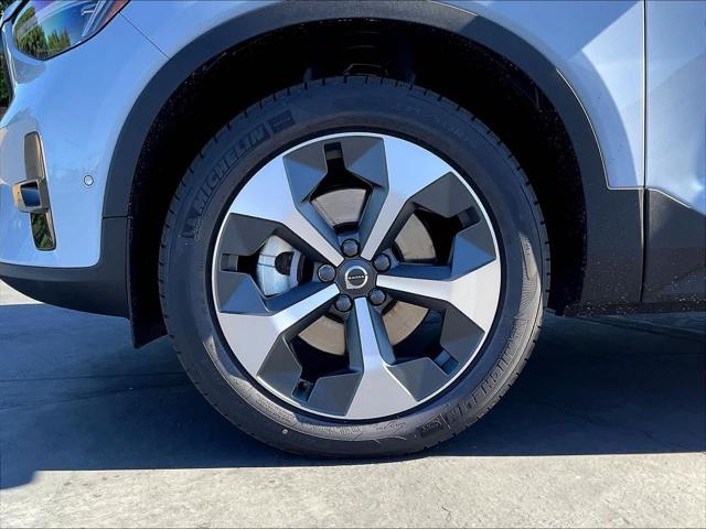 2026 Volvo XC40 Plus, B5 AWD Gas (mild hybrid), Dark