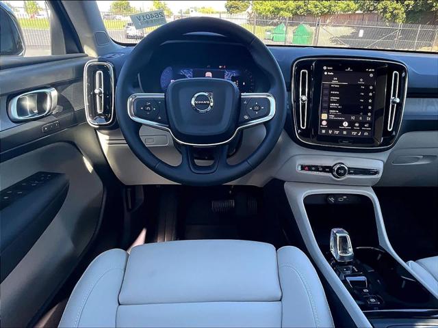 2026 Volvo XC40 Plus, B5 AWD Gas (mild hybrid), Dark