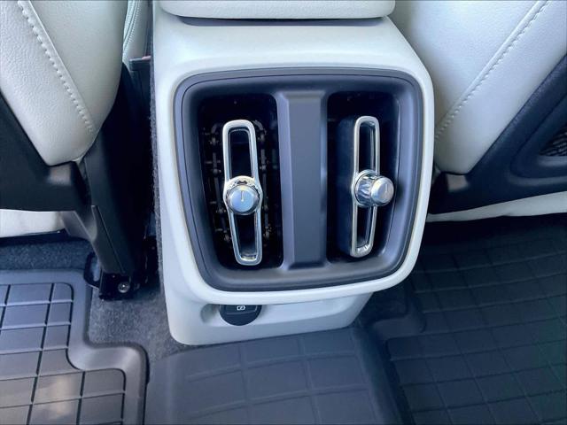 2026 Volvo XC40 Plus, B5 AWD Gas (mild hybrid), Dark