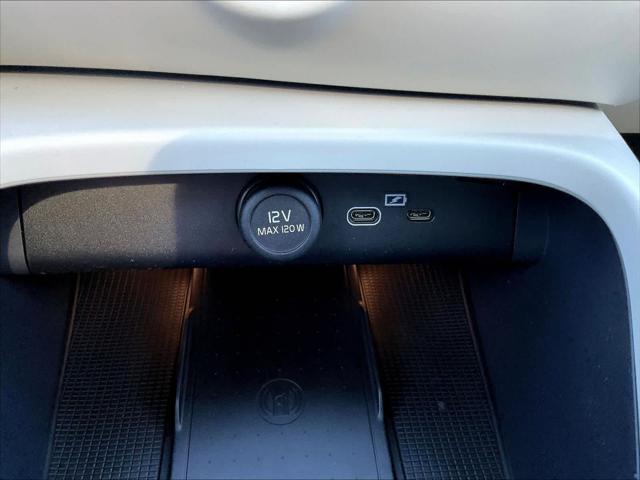2026 Volvo XC40 Plus, B5 AWD Gas (mild hybrid), Dark