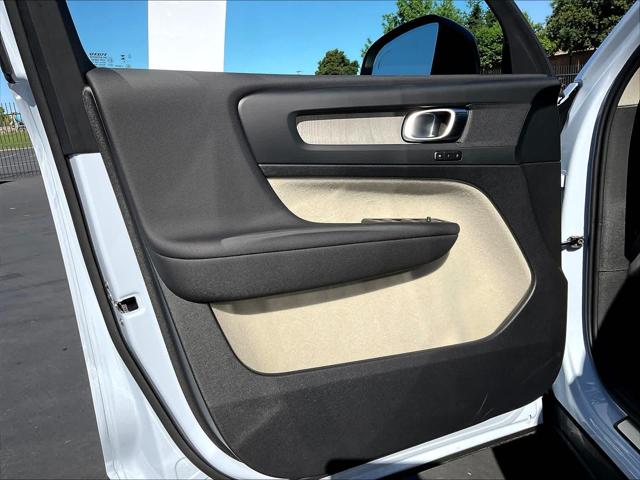 2026 Volvo XC40 Plus, B5 AWD Gas (mild hybrid), Dark