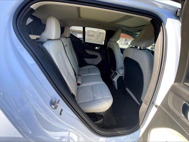 2026 Volvo XC40 Plus, B5 AWD Gas (mild hybrid), Dark