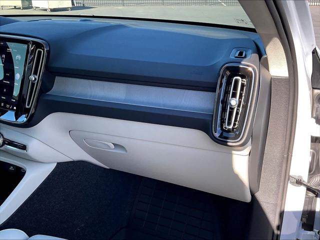 2026 Volvo XC40 Plus, B5 AWD Gas (mild hybrid), Dark