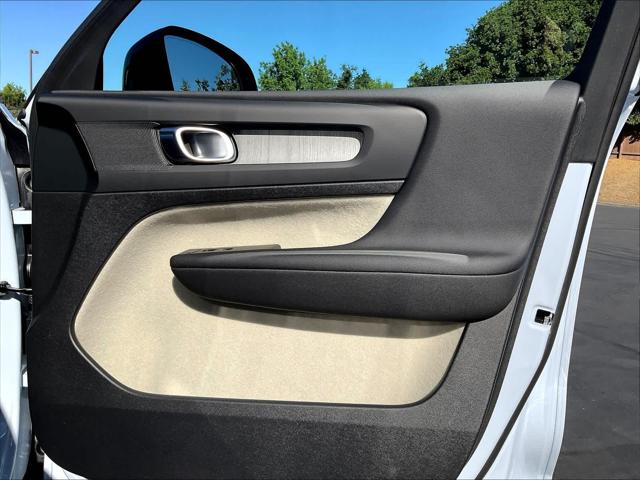 2026 Volvo XC40 Plus, B5 AWD Gas (mild hybrid), Dark