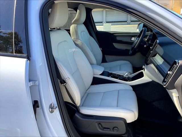 2026 Volvo XC40 Plus, B5 AWD Gas (mild hybrid), Dark