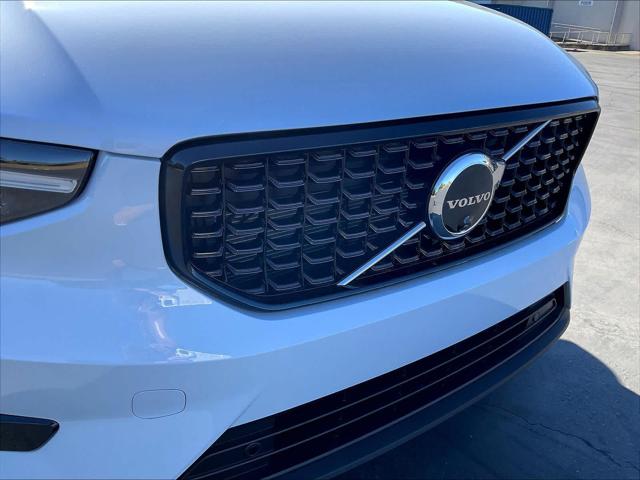 2026 Volvo XC40 Plus, B5 AWD Gas (mild hybrid), Dark