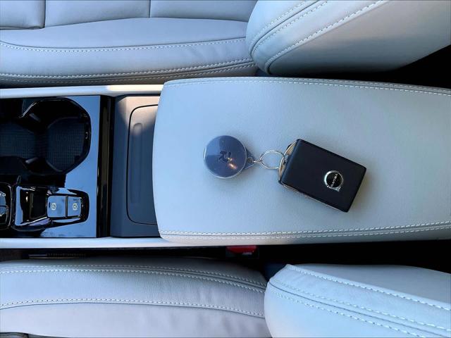2026 Volvo XC40 Plus, B5 AWD Gas (mild hybrid), Dark